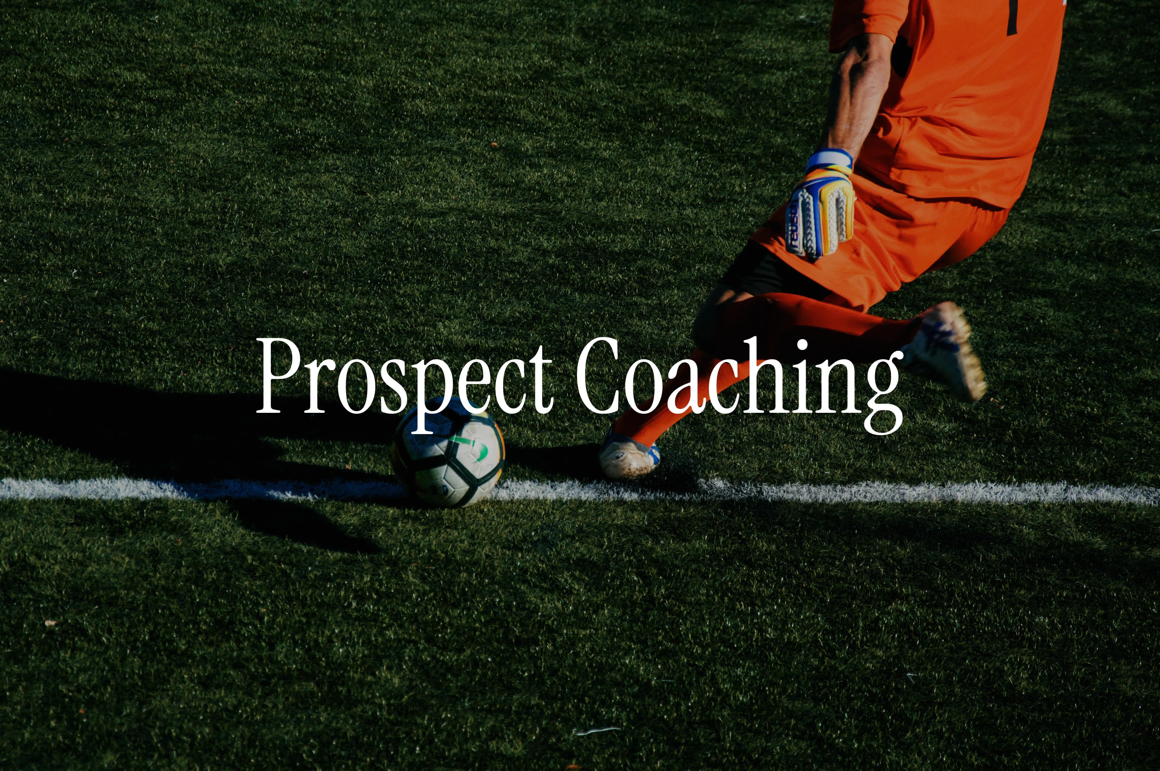 Ung spiller der forbereder sig på sidelinjen